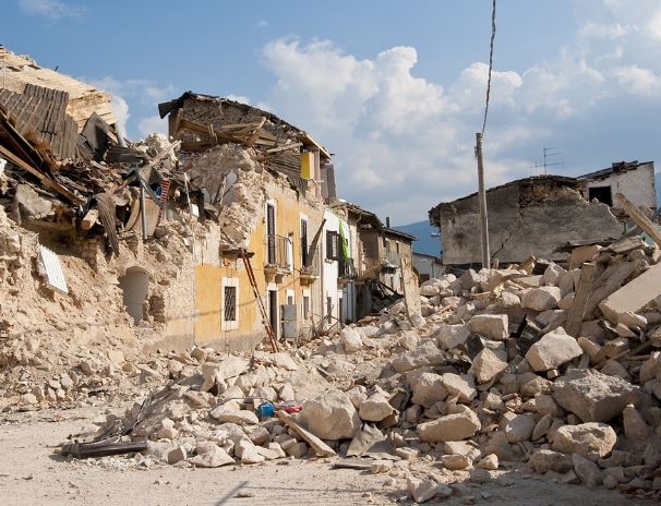 남의 집 무너지는 꿈