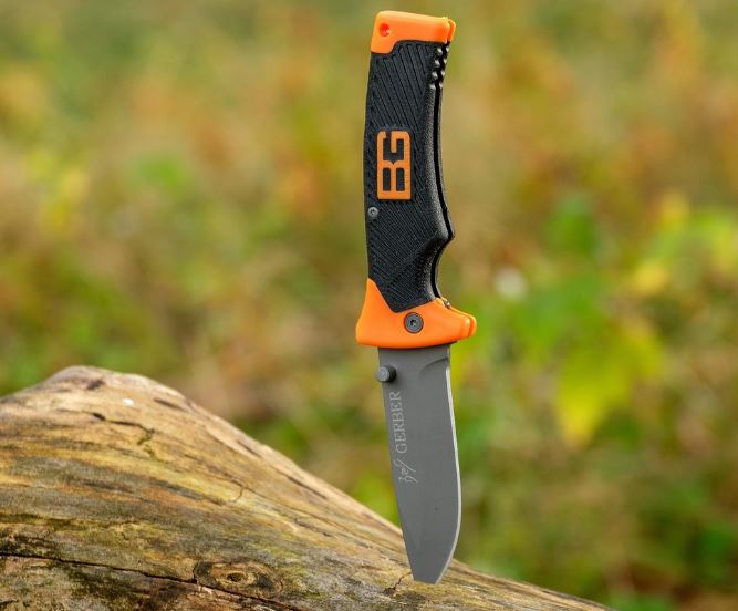 칼에 찔리는 꿈의 상징적인 해석과 상황 별 해몽