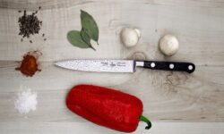 칼로 긋는 꿈의 상징적인 해석과 상황 별 해몽