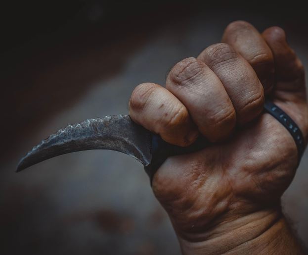 등에 칼 맞는 꿈의 상징적인 해석과 상황 별 해몽