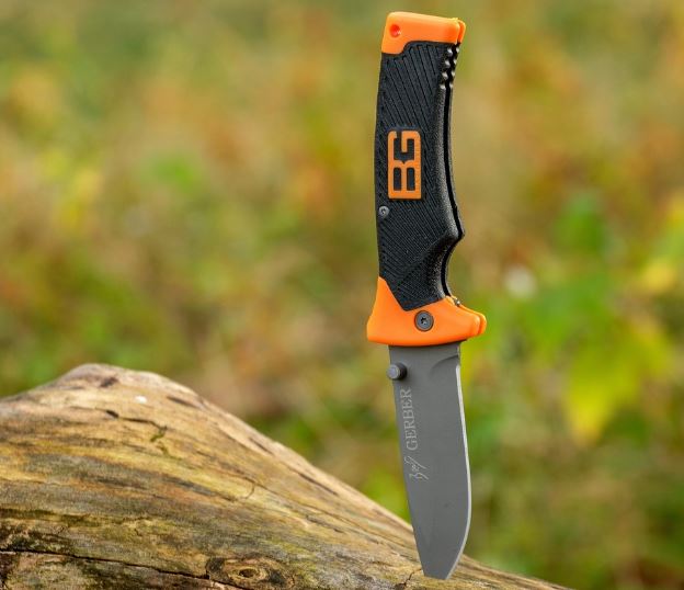 칼로 사람 죽이는 꿈의 상징적인 해석과 상황 별 해몽