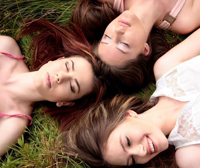 친구 만나는 꿈의 상징적인 해석과 상황 별 해몽(태몽, 재물, 건강운)