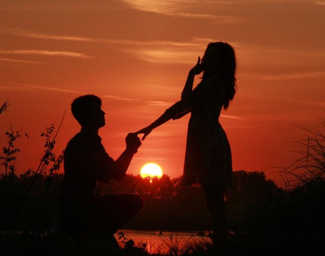 청혼 받는 꿈의 상징적인 해석과 상황 별 해몽