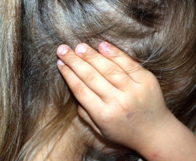 자식을 때리는 꿈의 상징적인 해석과 상황 별 해몽