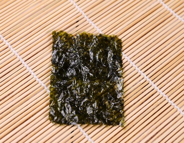 김 먹는 꿈의 상징적인 해석과 상황 별 해몽