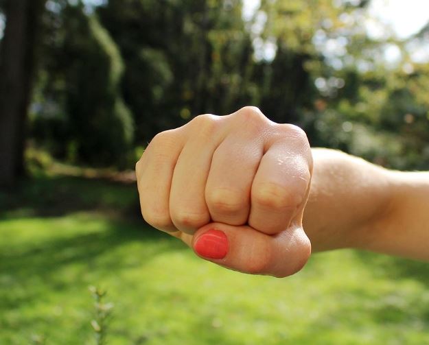 엄마랑 싸우는 꿈의 상징적인 해석과 상황 별 해몽