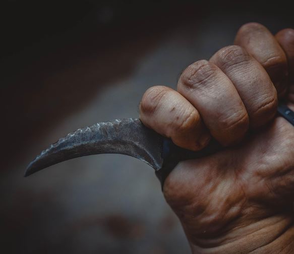 목에 칼 찔리는