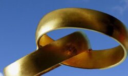 금반지 줍는 꿈의 상징적인 해석(태몽, 재물, 건강운) 금반지 줍는 꿈의 상징적인 해석