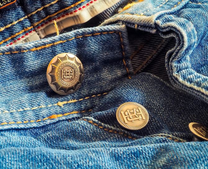 바지 입는 꿈의 상징적인 해석과 상황 별 해몽