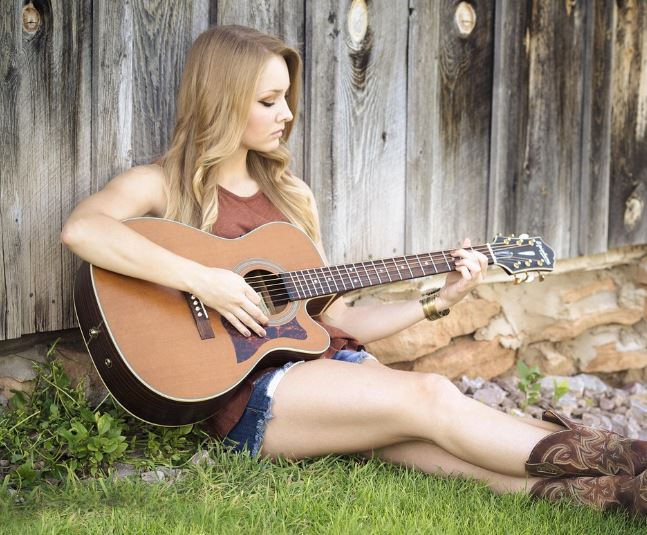 기타 치는 꿈의 상징적인 해석과 상황 별 해몽