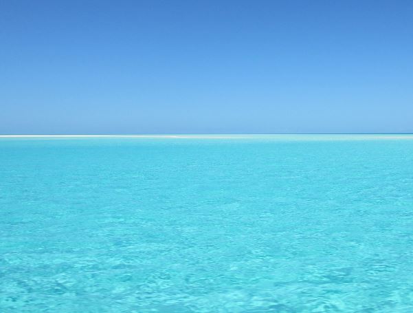 바닷물 꿈의 상징적인 해석과 상황 별 해몽