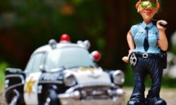 경찰에 신고하는 꿈의 상징적인 해석과 상황 별 해몽