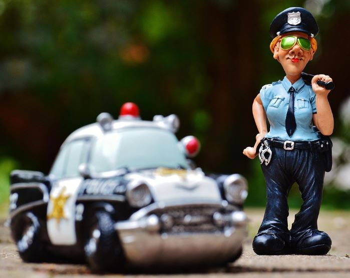 경찰에 신고하는 꿈의 상징적인 해석과 상황 별 해몽