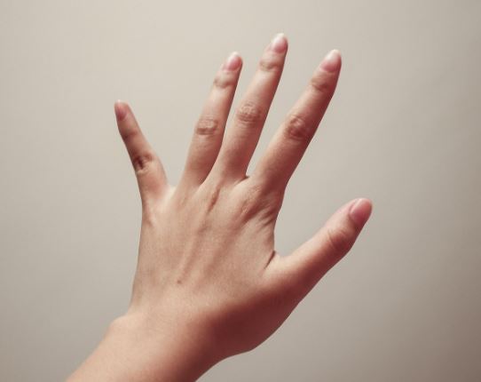손가락 다치는 꿈의 상징적인 해석과 상황 별 해몽