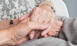 죽은 사람을 보는 꿈의 의미