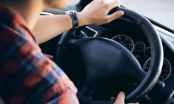 죽은 사람이 운전하는 꿈의 의미