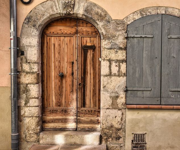 현관문 두드리는 꿈의 의미