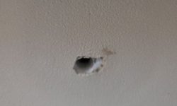 천장에 구멍이 뚫리는 꿈의 의미(해몽) 천장에 구멍이 뚫리는 꿈의 의미