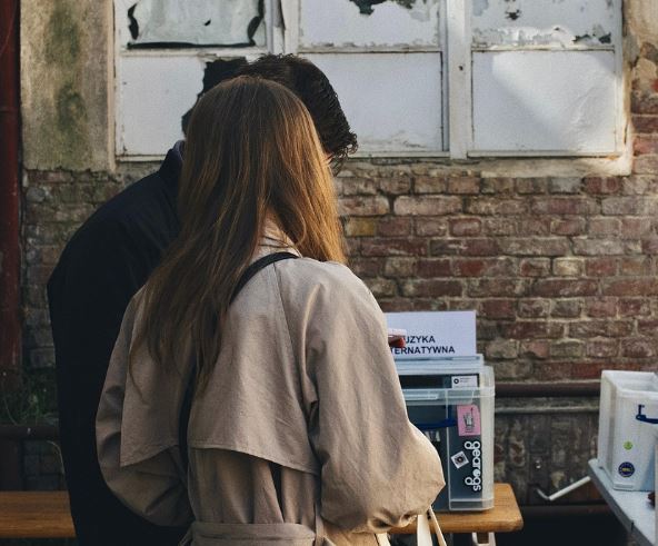 집에 친구가 놀러온 꿈의 의미