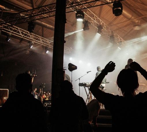 연예인을 도와주는 꿈의 의미