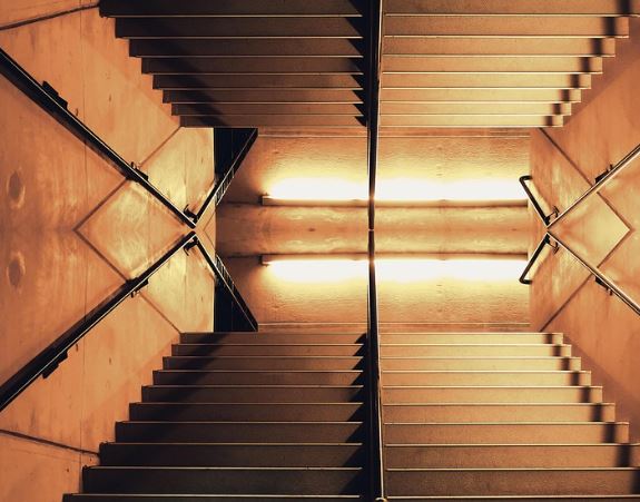 계단에서 떨어지는 꿈의 의미