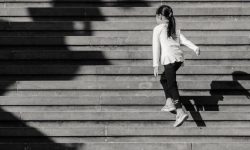 계단에서 구르는 꿈의 의미