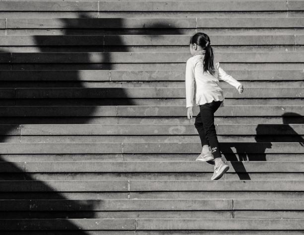 계단에서 구르는 꿈의 의미