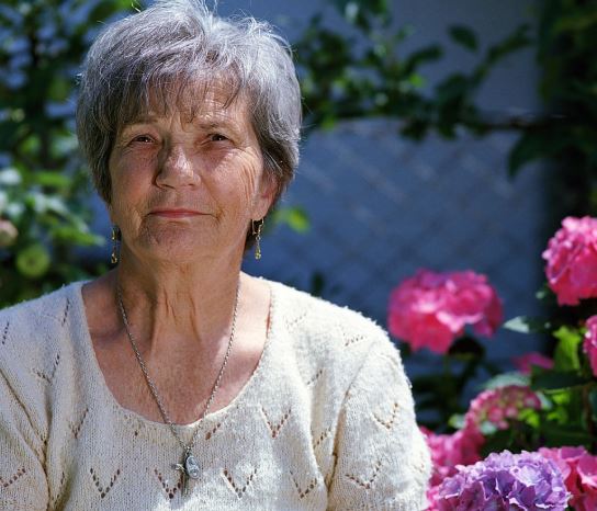 돌아가신 할머니가 웃는, 미소 짓는, 웃어주는 꿈의 의미