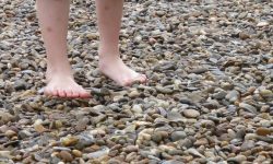 맨발로 다니는 꿈의 의미는?(해몽, 태몽, 재물, 운세) 맨발로 다니는 꿈의 의미